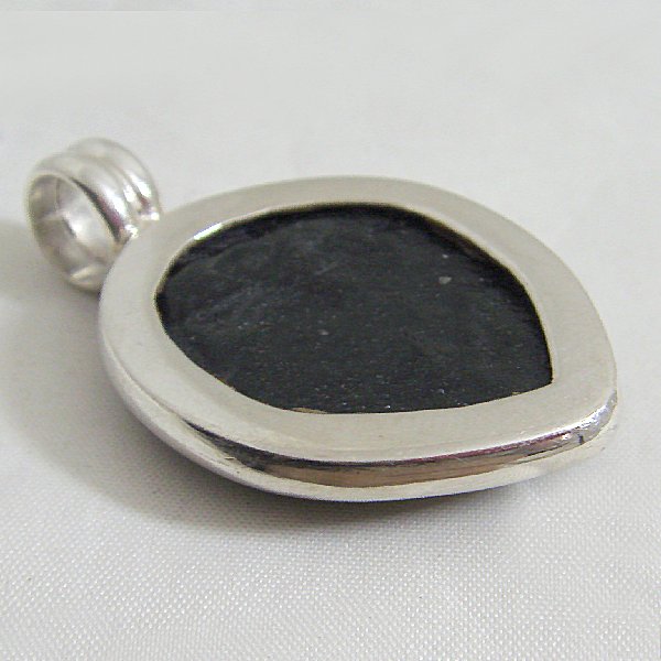 (p1167)Silver pendant with lacquered stone.